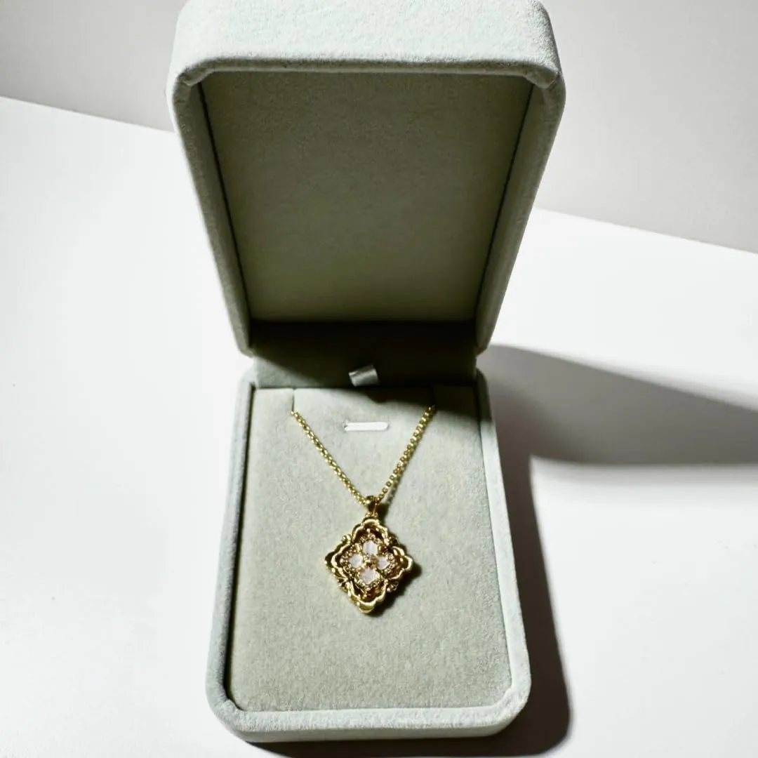 DRUMS Gold Clover Jewelry for Women, Double-Sided Pendant by 18K officious weird Gold-plated with Gemstone inlaid Shell Pearl Pendant Necklace,Bracelet,Earrings,Gold Jewelry Set for Women DISTANT 